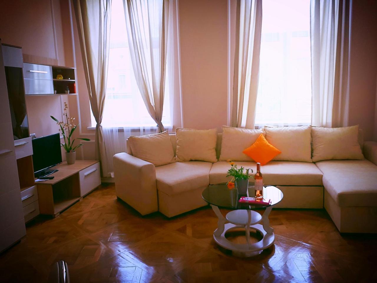 In The Center Apartment *